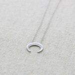 Collar media luna plateada