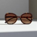 Gafas de Sol ANNA – Estilo Butterfly con Acabado Soft Touch y Lentes Overlap