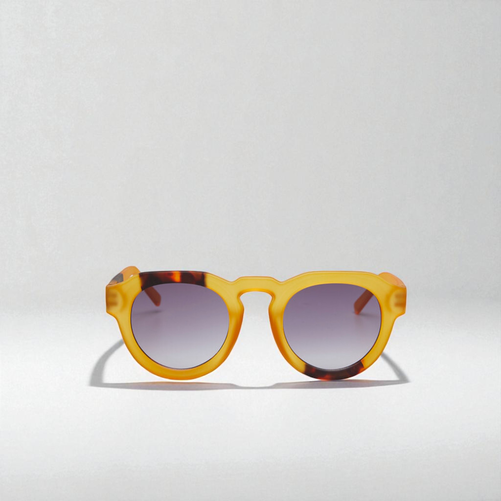 IMG_2214-Photoroom Gafas Zeno Round – Amarillo con Lente Negro Degradado - Imagen 1