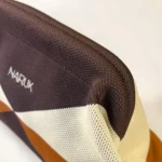 Bolso Geométrico Tricolor Naruk con Cadena Dorada - Imagen 4